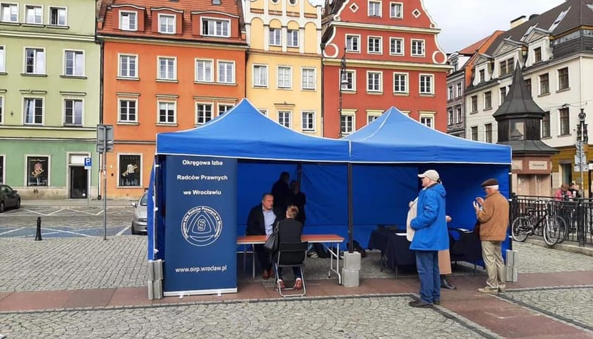 W ubiegłym roku radcy prawni z Wrocławia też udzielali darmowych porad prawnych wrocławianom. Na zdjęciu widać niebieski namiot na placu Solnym We Wrocławiu, w którym prawnicy udzielali porad prawnych w 2021 roku. 