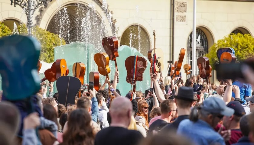 Na zdjęciu bicie Gitarowego rekordu Guinnessa Wrocław 2022 