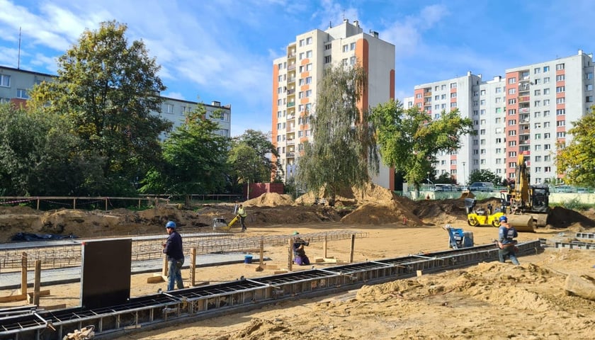 Na zdjęciu robotnicy podczas budowy nowego budynku przedszkola nr 141 przy al. Hallera 77 A. Widać już część fundamentów i wykop pod nowy obiekt. 