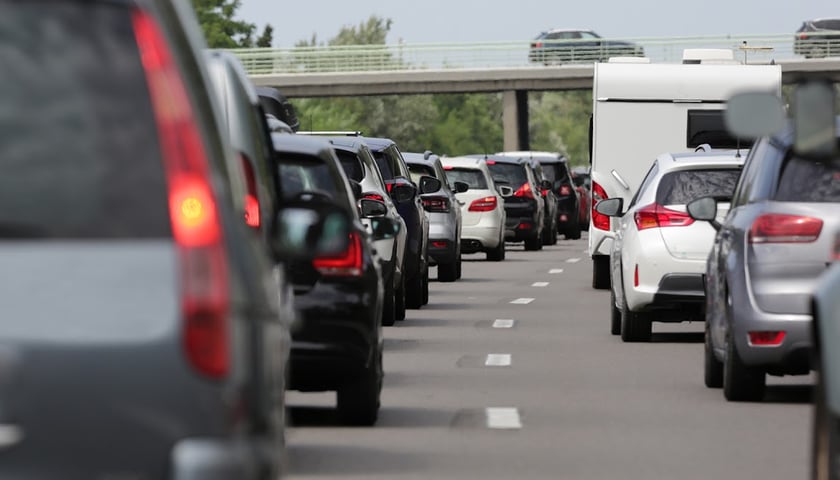 Na zdjęciu samochody na autostradzie w korku