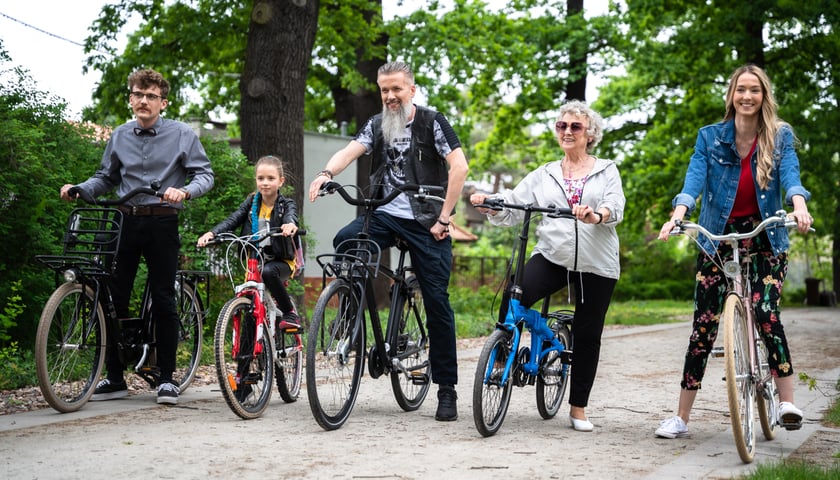 Na zdjęciu: grupa rowerzystów w parku
