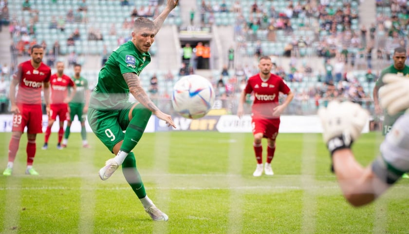 Na zdjęciu Erik Exposito wykonujący rzut karny w meczu z Lechią Gdańsk