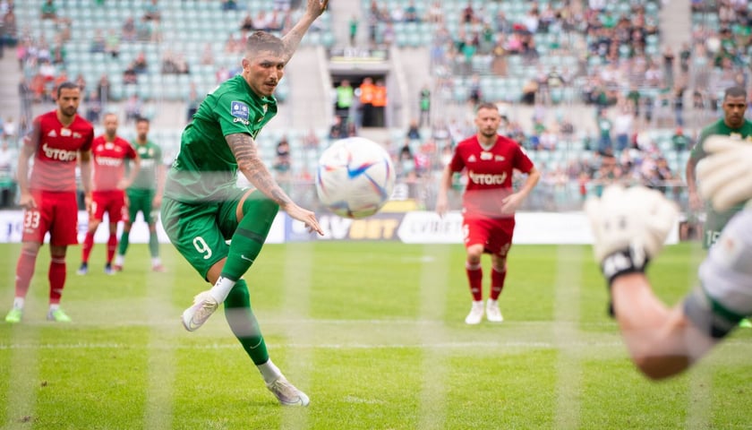 Na zdjęciu Erik Exposito wykonujący rzut karny w meczu z Lechią Gdańsk
