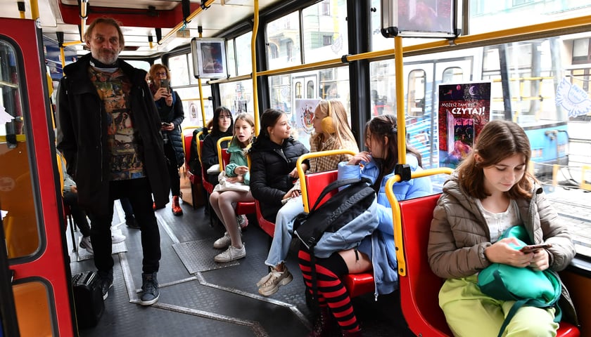 Na zdjęciu pasażerowie zabytkowego tramwaju