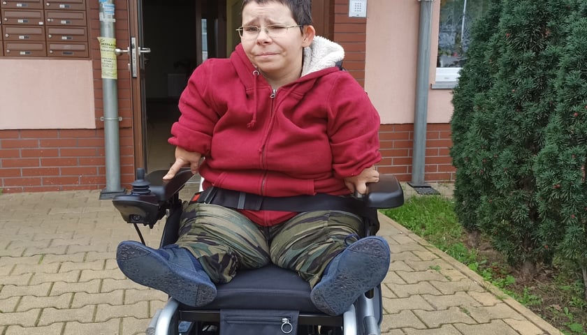 Na zdjęciu pani Magda Ślipeńczuk siedzi na swoim nowym, elektrycznym wózku inwalidzkim