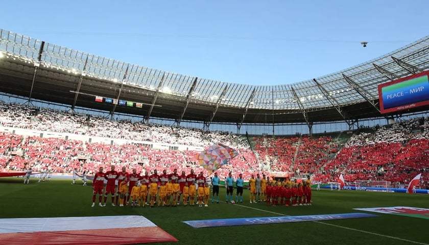 mecz Polska-Walia na Tarczyński Arena Wrocław 1 czerwca 2022, na zdjęciu obie drużyny piłkarskie przed rozpoczęciem spotkania na środku boiska, w tle kibice na trybunach 