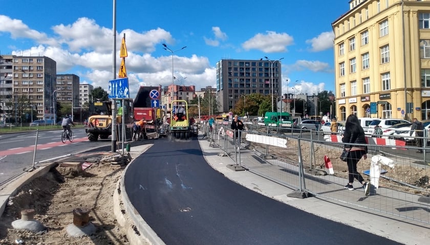 Na zdjęciu budowana droga dla rowerów od wyjazdu z przejścia podziemnego pod placem Jana Pawła II do ul. Rybackiej