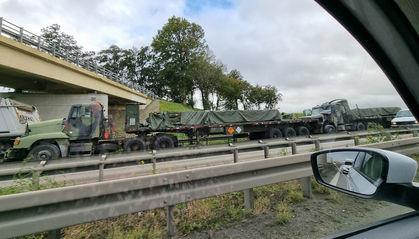 Kolizja ciężarówek armii amerykańskiej na autostradzie a4
