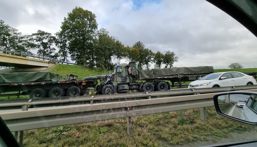 Na zdjęciu kolizja amerykańskich ciężarówek wojskowych