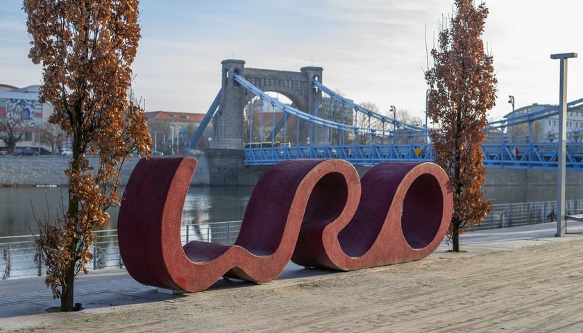 Na zdjęciu napis WRO na Bulwarze Kaczyńskiego we Wrocławiu, instalacja zrealizowana dzięki środkom WBO.