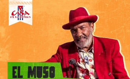 El Muso zagra z kubańskimi muzykami w Casa de la Musica