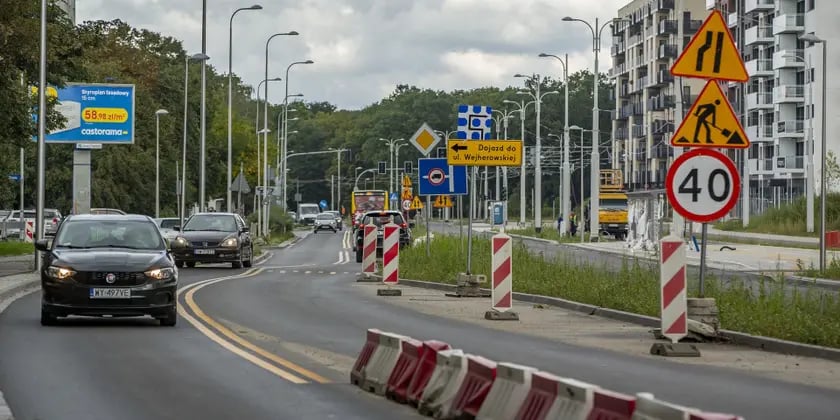 Na zdjęciu widać budowę linii tramwajowej przez Popowice, w okolicach ulicy Wejherowskiej