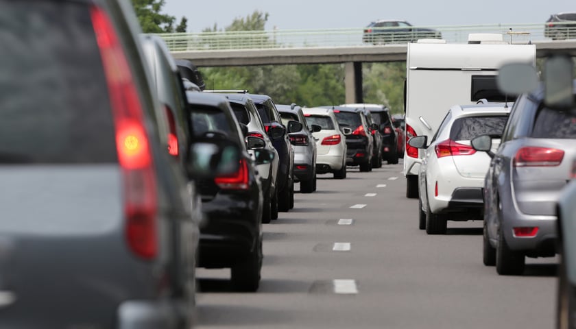 Na zdjęciu korek samochodów na autostradzie