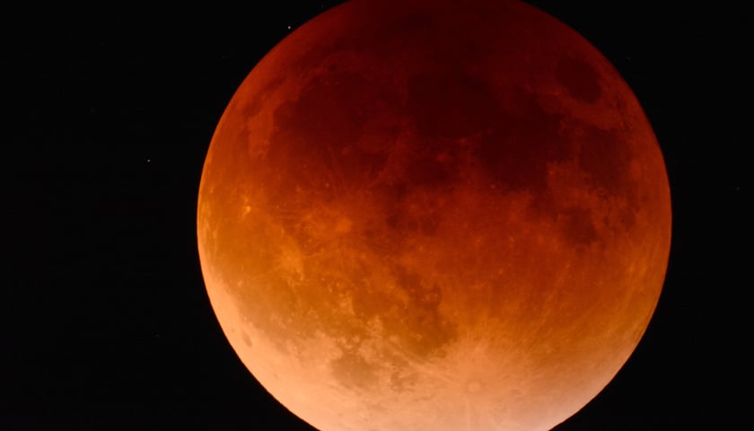 Krwawy Księżyc 2022. Na zdjęciu widać Księżyc w kolorze czerwonym 