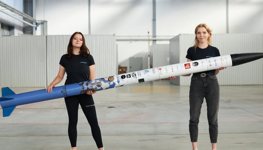 Na zdjęciu (od lewej): Liliya Sizhuk i Wiktoria Mrowiec z rakietą eksperymentalną zbudowaną przez studentów koła naukowego PWr in Space.