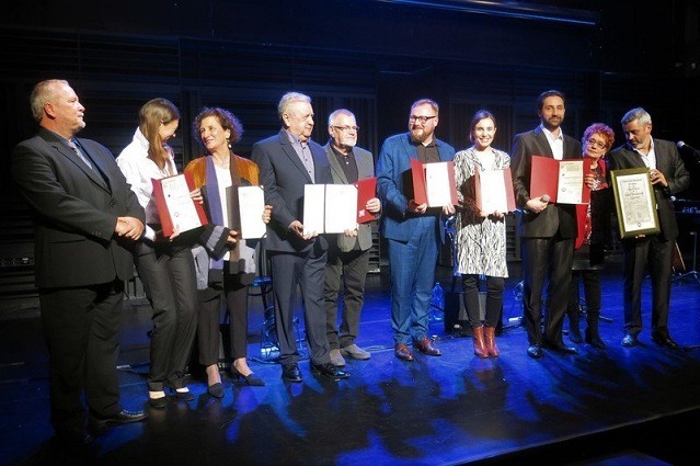 Laureaci miejskich odznaczeń XXIX Wrocławskiej Księgi Pamięci prezentują otrzymane dyplomy