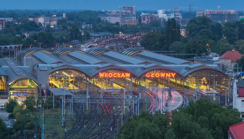  na zdjęciu ilustracyjnym widok na napis nocą Dworzec Wrocław Główny od strony peronów