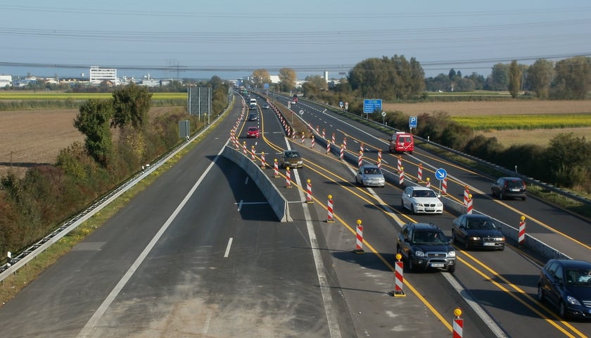 Na zdjęciu samochody na autostradzie jadą pasami awaryjnymi 