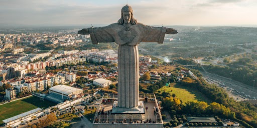 Na zdjęciu widok na figurę Chrystusa i Lizbonę - miasto, w którym w 2023 roku odbędą się Światowe Dni Młodzieży