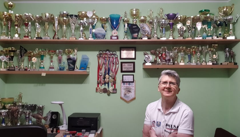 Na zdjęciu: Dorota Komosa z trofeami