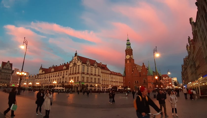 na zdjęciu wrocławski Rynek z różowym niebem