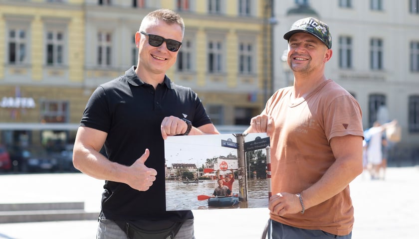 Marek (na zdjęciu po lewej stronie) i Marcin (po prawej) Drobczyńscy z Wrocławia. Bracia pomagali w czasie powodzi w 1997 roku i są bohaterami słynnego powodziowego zdjęcia (trzymają je w rękach). 