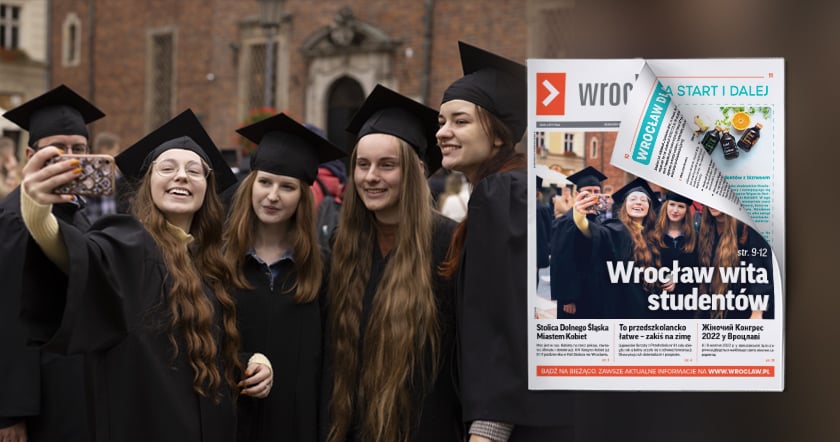 Na zdjęciu okładka najnowszego biuletynu miejskiego wroclaw.pl. Studenci robiący selfie podczas inauguracji na Rynku