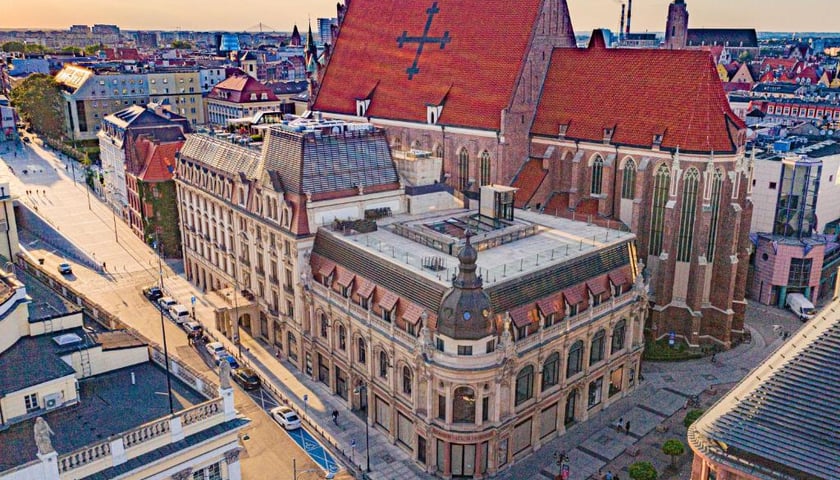 Na zdjęciu: hotel Monopol na tle kościoła św. Stanisława i Doroty