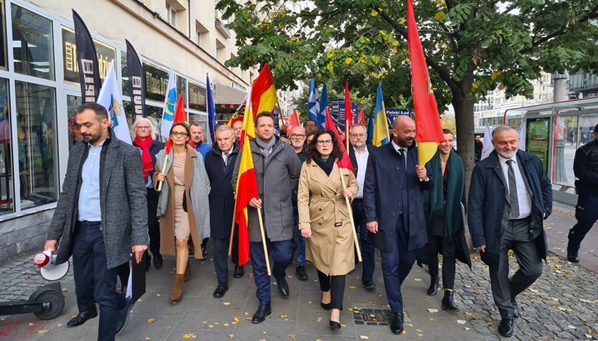 3 października ubiegłego roku, w Warszawie, samorządowcy, korporacje, stowarzyszenia samorządowe z całej Polski i organizacje pozarządowe wspierające samorząd protestowali przeciwko destrukcyjnej dla samorządów i mieszkańców polityce rządu. 