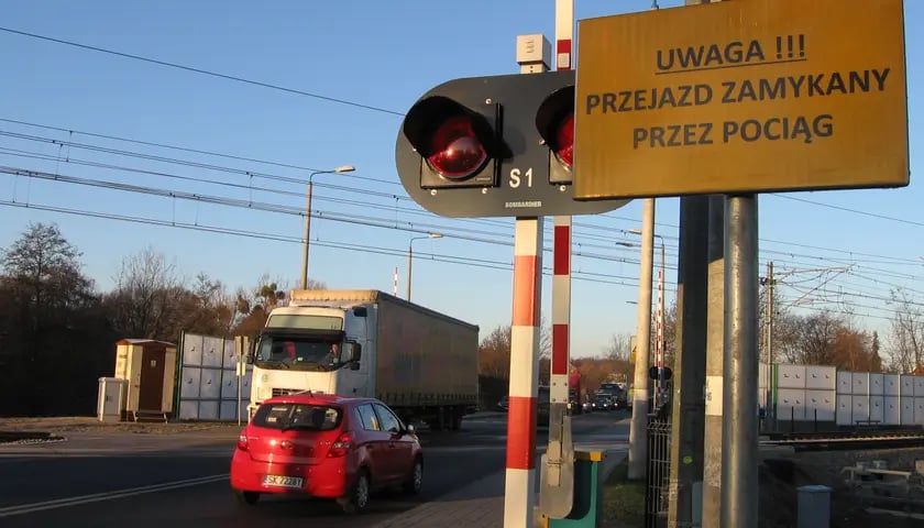 Na zdjęciu przejazd kolejowy i uszkodzone rogatki