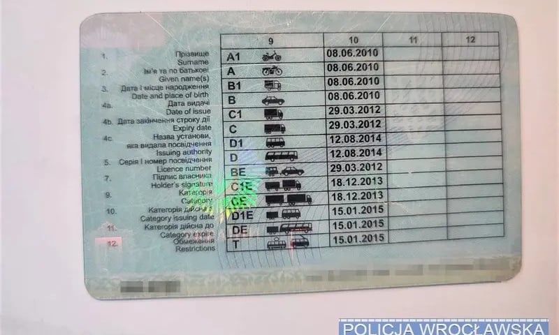 Na zdjęciu widać fałszywe prawo jazdy, które przechwycili policjanci z Wrocławia
