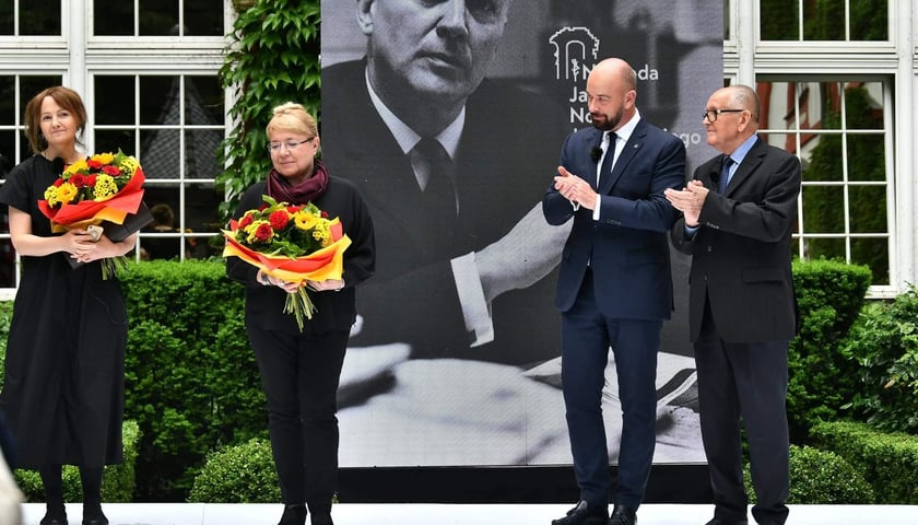 Wręczenie Nagrody Nowaka-Jeziorańskiego przedstawicielkom Stowarzyszenia Memoriał