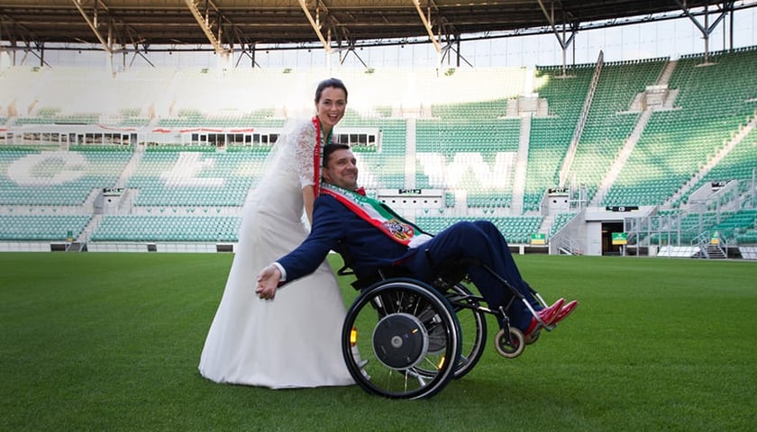 Paweł Parus z żoną podczas sesji ślubnej na stadionie we Wrocławiu. Dziś potrzebuje naszej pomocy.