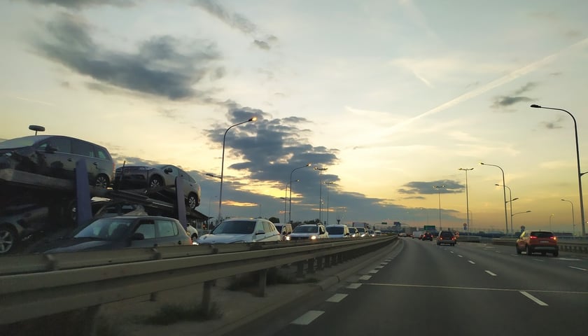 Korek na Lotniczej przy zjeździe z AOW