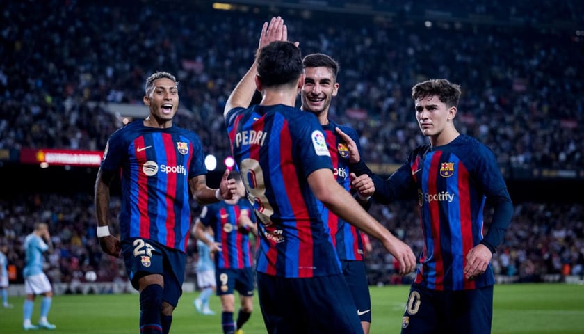Na zdjęciu radość piłkarzy Barcelony po bramce zdobytej w meczu z Celtą Vigo. FC Barcelona to jeden z najlepszych zespołów na świecie, a do stolicy Katalonii można dolecieć z Wrocławia