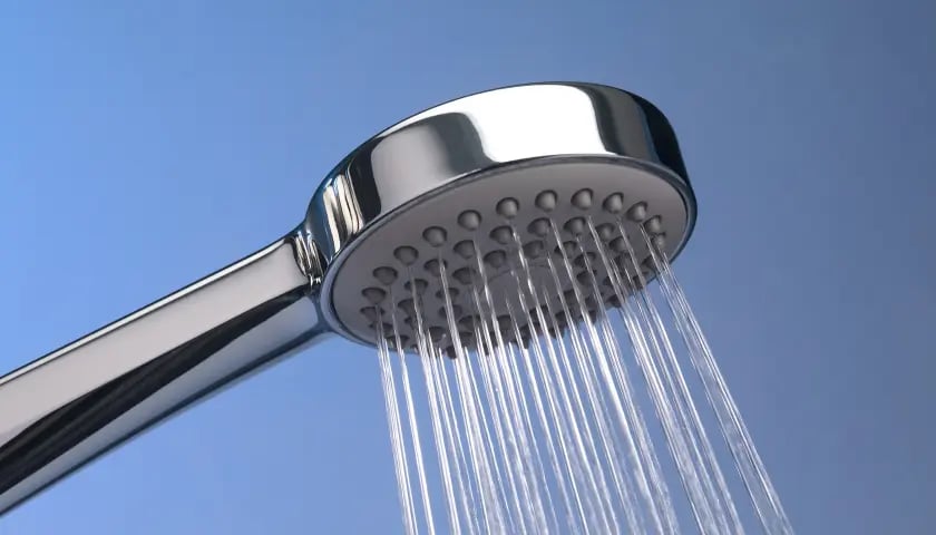 prysznic z gorącą wodą, zdjęcie ilustracyjne