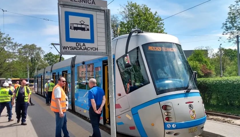 na zdjęciu tramwaj na torowisku podczas przejazdu technicznego do Leśnicy 