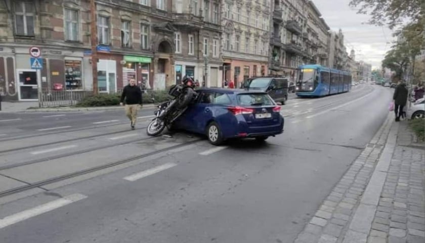 Na zdjęciu samochód osobowy i motocykl, które brały udział w wypadku na ul. Traugutta