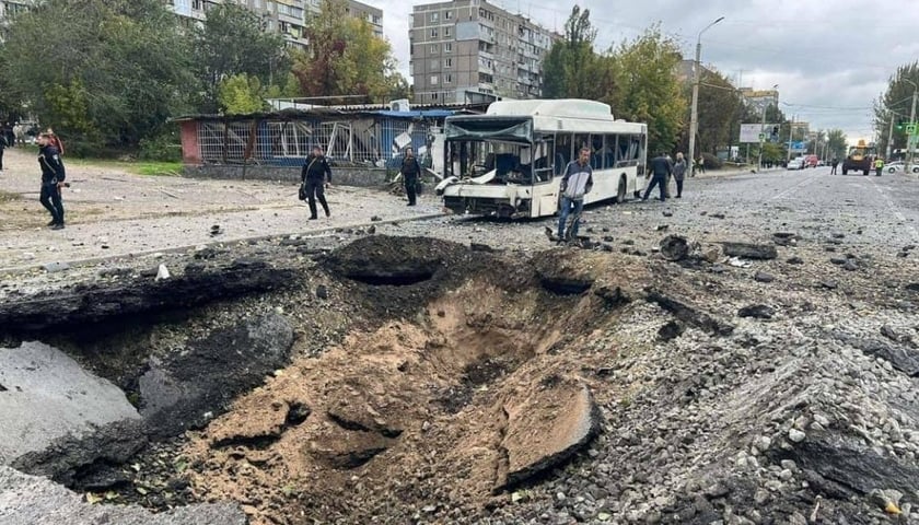 Na zdjęciu efekty rosyjskiego ostrzału Dnipro. Do ataku doszło w poniedziałek (10 października)