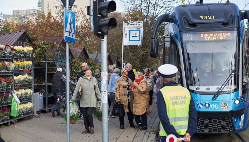 Tramwaj przy cmentarzu Grabiszyńskim w dniu Wszystkich Świętych (zdjęcie archiwalne).