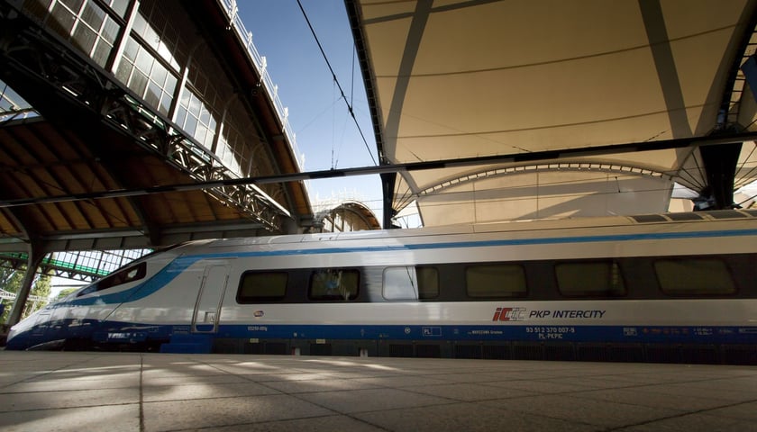 Na zdjęciu pociąg, który zawiezie pasażerów z Wrocławia do Łodzi w ramach Kolei Dużych Prędkości