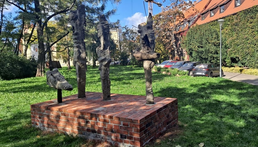 Na zdjęciu rzeźba Władysława Hasiora przed Muzeum Architektury