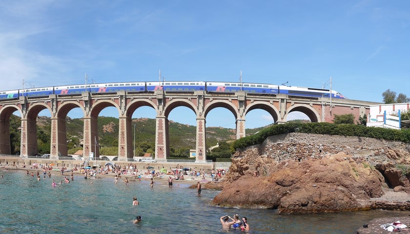 Dzięki darmowym biletom możemy np. pojechać pociągiem na południe Francji. Na zdjęciu Lazurowe Wybrzeże