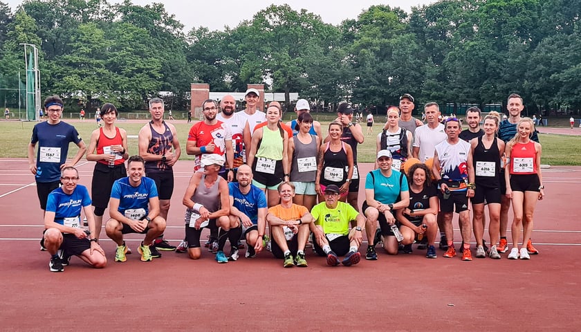 Na zdjęciu członkowie Stowarzyszenie Pro-Run Wrocław. Grupa zrzesza miłośników biegania, organizując im wspólne treningi i wycieczki
