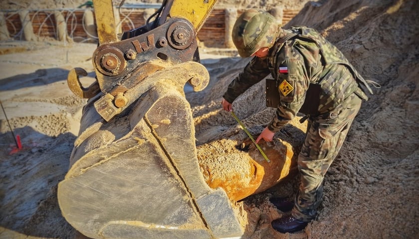 Na zdjęciu saper zabezpiecza bombę lotniczą znalezioną na terenie budowy na Osobowicach