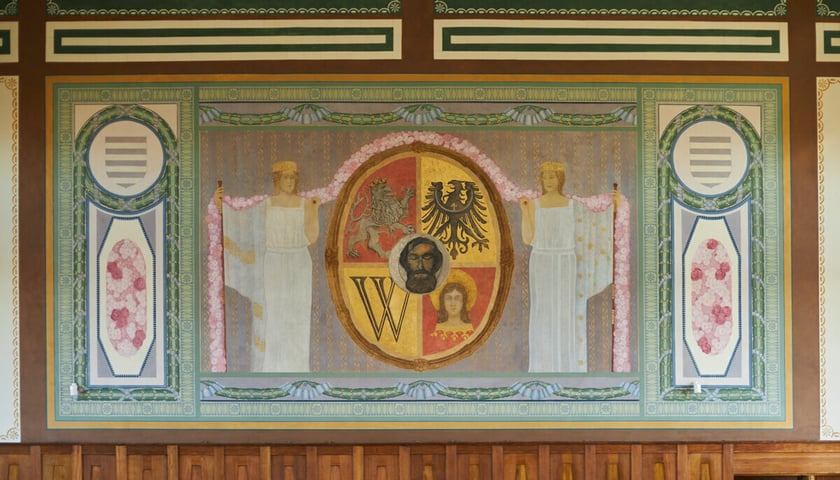 Na zdjęciu odrestaurowany, historyczny herb Wrocławia w I Liceum Ogólnokształcącym przy ul. Poniatowskiego