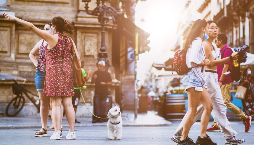 Na zdjęciu ludzie spacerujący po mieście / zdjęcie ilustracyjne