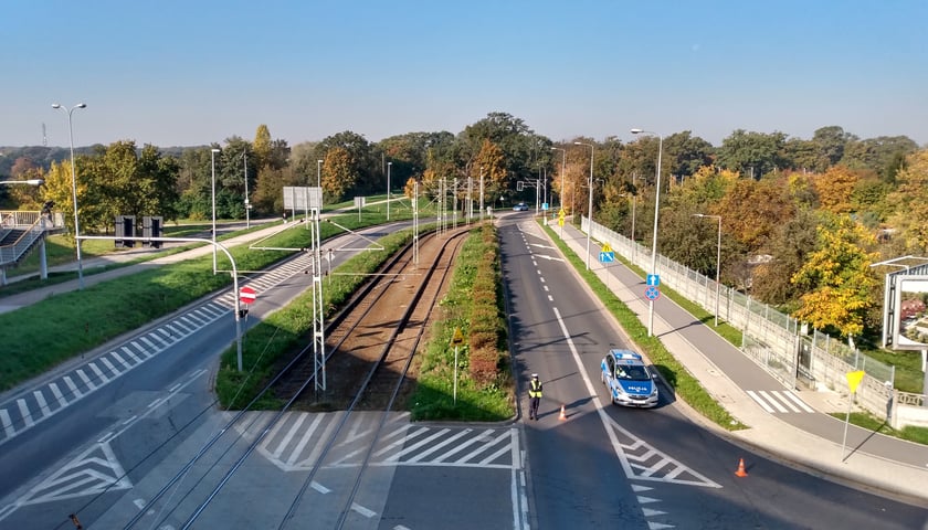 Zablokowany przejazd pod mostem Milenijnym