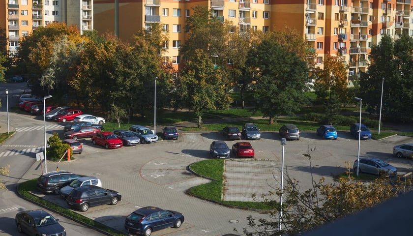 Na zdjęciu parking przy ulicy Budziszyńskiej 136 na Nowym Dworze we Wrocławiu