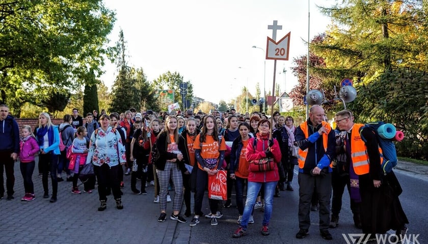 Na zdjęciu uczestnicy Pieszej Pielgrzymki Wrocławskiej